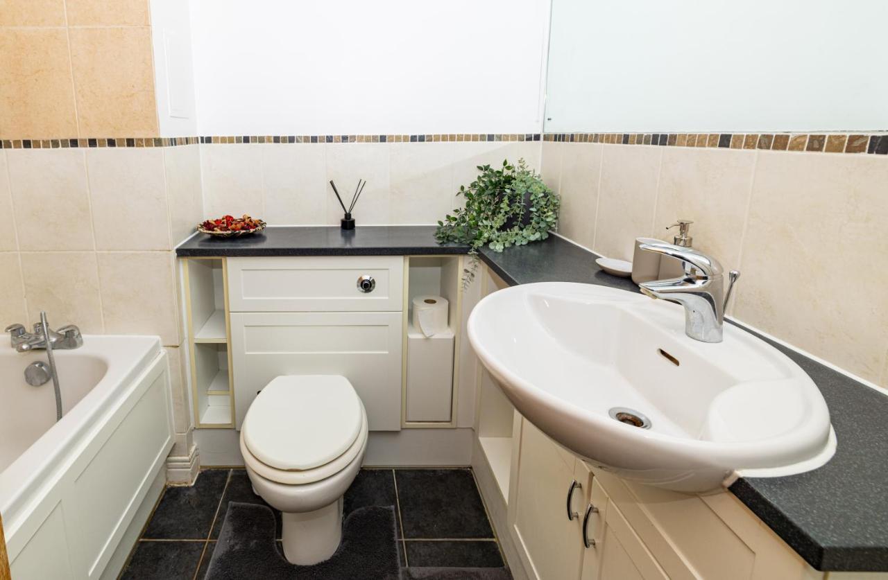 Two Bed Apartment Near Canary Wharf London Exterior photo