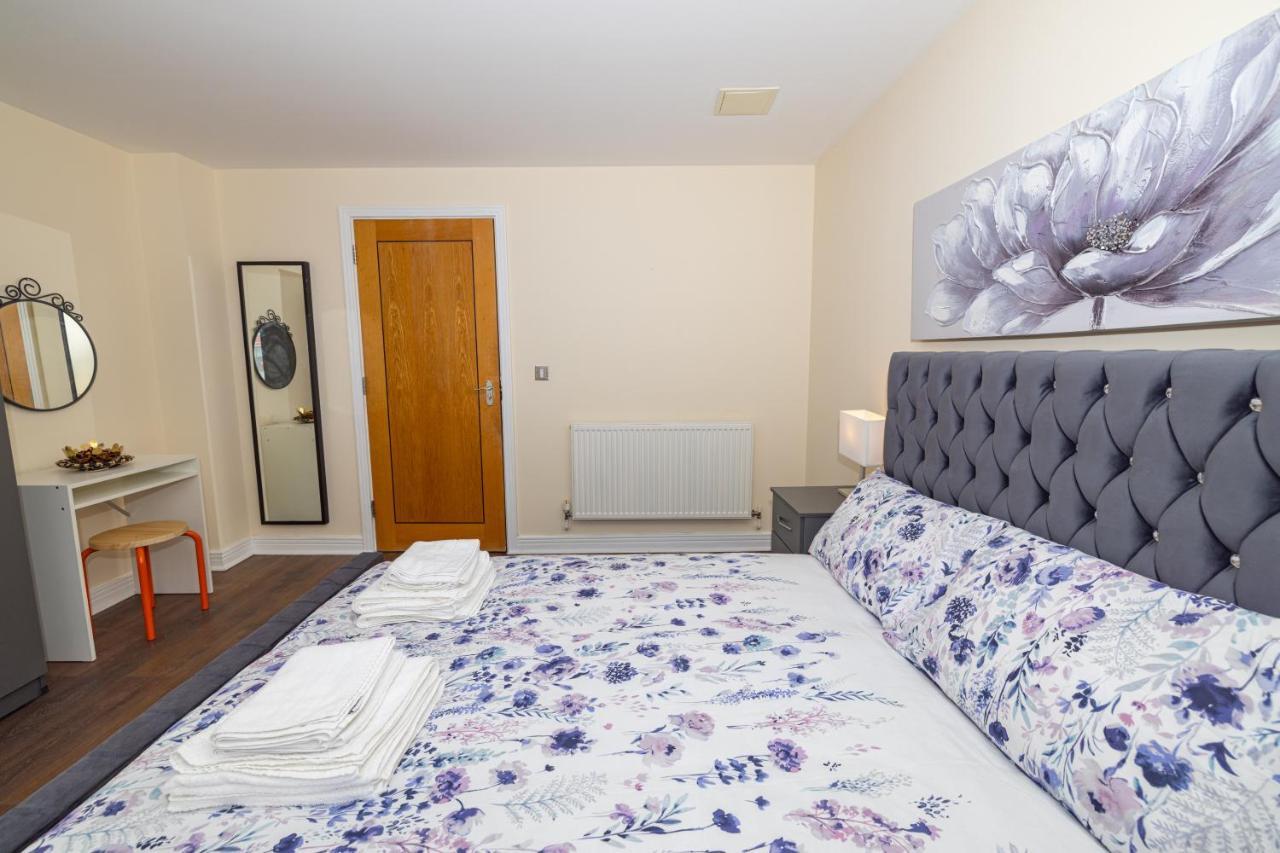 Two Bed Apartment Near Canary Wharf London Exterior photo