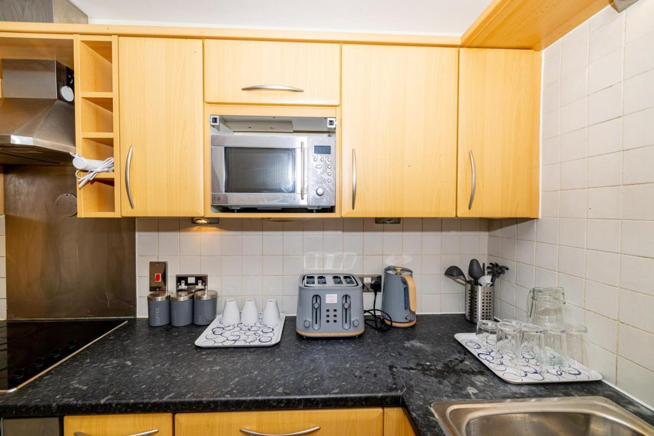 Two Bed Apartment Near Canary Wharf London Exterior photo